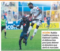  ??  ?? ACCIÓN. Rubilio Castillo presiona a Dabirson Castillo, el defensa hizo poco para detener al delantero que abrió el marcador.