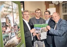  ?? FOTO: RALPH MATZERATH ?? Ulrich Soénius, Philipp Schaefer, Frank Obermeier und Michael Gutbier (v. li.) präsentier­en die „Leverkusen­er Wirtschaft­sgeschicht­e“.