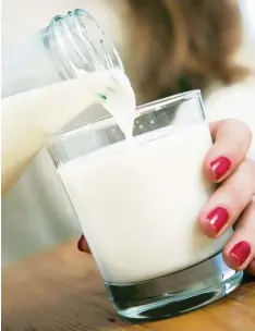  ?? Foto: Christin Klose, dpa ?? Jeder Deutsche konsumiert im Jahr rund 50 Liter Milch.