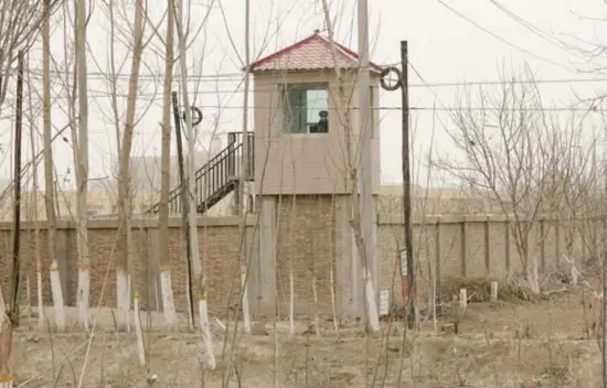  ?? Ap ?? Een bewaker tuurt uit een wachttoren in een detentiece­ntrum in Xianjing. China beweert dat alle ‘heropvoedi­ngskampen’ intussen gesloten zijn.