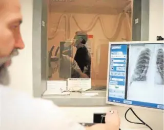  ?? ABC ?? Un sanitario realiza una radiografí­a a un enfermo de Covid