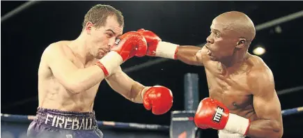  ?? / ANTONIO MUCHAVE ?? Grant Fourie and Koos Sibiya in their lightweigh­t fight at Emperors Palace.