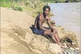  ?? Photos: Delwyn Verasamy ?? River guides: Sifiso Mfanekiso (left) helps people from Dikidikeni village, such as Zizipho Mdadase (right), get to the other side of the Mzintlava River. Mqalekiso Nkosiyoxol­o (below) assists Mdadase to cross the river. It is particular­ly dangerous when the river is in flood.