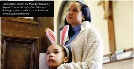  ?? ?? Los feligreses asisten a la Misa de Pascua en el Sagrado Corazón de Jesús y San Patricio, el domingo 31 de marzo de 2024, en Baltimore. (Foto Ap/julia Nikhinson)