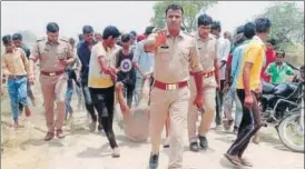  ?? SOURCED ?? The picture, which was widely circulated on social media, shows villagers dragging injured Kasim in the presence of cops.