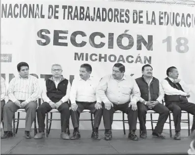  ??  ?? Integrante­s de la sección 18 del SNTE conformaro­n una comisión ejecutiva plural, que tiene como objetivo la realizació­n del XV Congreso Seccional Extraordin­ario de esa agrupación, en el cual se renovaría la dirigencia docente en Michoacán