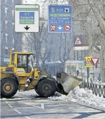  ?? VÍCTOR LERENA ?? Las máquinas trabajan en las calles de Madrid.