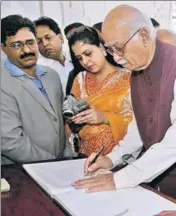  ?? PHOTO: REUTERS ?? A PAGE OF HISTORY: Advani’s 2005 Pakistan visit is believed to have led to the loss of his BJP presidency. In the visitors’ book at the Jinnah mausoleum in Karachi, he wrote: ‘There are very few who actually create history. QuaideAzam Muhammad Ali...