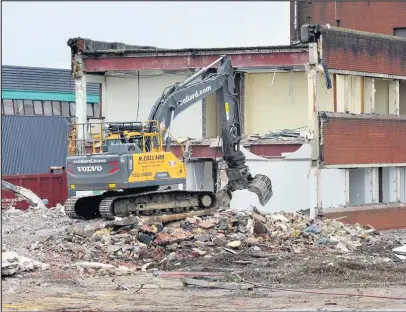  ?? Picture: Chris Gordon ?? The demolition of the Everards brewery site at Fose Park.