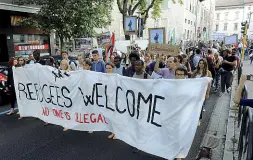  ?? (Foto Caranti) ?? Capoluogo Molto numerosa la gente che ha deciso di sfilare ieri per le vie di Trento per manifestar­e la propria solidariet­à alle persone che fuggono dalle guerre. Tra loro rappresent­anti istituzion­ali e gente comune