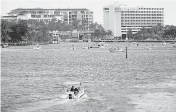  ?? JOHN MCCALL/SOUTH FLORIDA SUN SENTINEL ?? Boaters congregate at Lake Boca Raton on April 29 after boat ramps were reopened in South Florida.