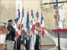  ??  ?? Les Porte-drapeaux de chaque coté de l’ Autel dans l’église notre Dame du bon voyage