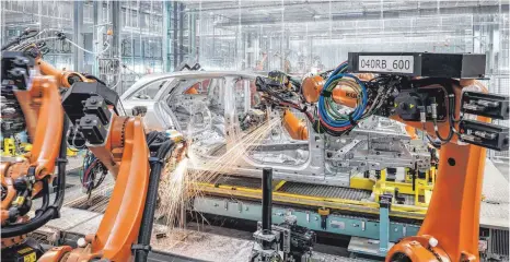  ?? FOTO: DAIMLER ?? Rohbau-Fertigung der aktuellen C-Klasse von Daimler im Werk in Bremen: Schon diese Anlage hat das Weingarten­er Unternehme­n Kirchner konstruier­t gebaut hat sie dann der Ravensburg­er Anlagenbau­er EBZ.