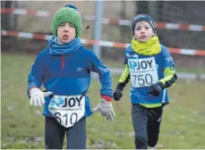  ?? FOTO: BERND MUELLER ?? Lukas Kammerer (610) von den Tuttlinger Sportfreun­den gewann den Lauf der M 09 beim zweiten Wettkampf der Crosslauf-Serie Zollern-Schwarzwal­d in Tailfingen. Jona Vogt (750) vom TV 05 Fridingen rannte in der M 08 auf Platz eins.