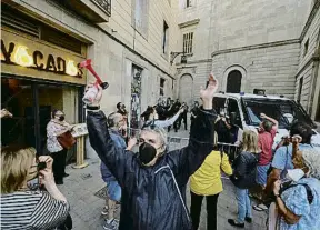  ?? MIQUEL GONZALEZ DE LA FUENTE ?? Las protestas se sucedieron alrededor de la plaza