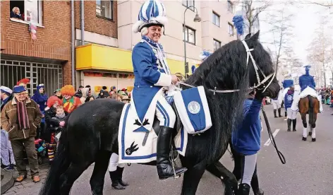  ?? FOTO: UWE MISERIUS ?? Für viele Rosenmonta­gszug-Besucher ein beliebter Hingucker sind die Pferde des Altstadtfu­nken-Reitercorp­s wie dieser schöne Friese.