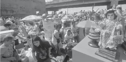  ?? ALDO NELBERT BANAYNAL ?? The Cebuanos’ strong devotion to the Holy Child is manifested in yesterday’s fire in Barangay Ermita, Cebu City by ensuring these religious icons are saved along with their loved ones and other possession­s.