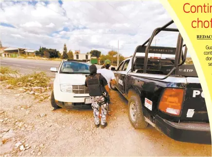  ?? FOTO: ESPECIAL ?? TRAS LA REVISIÓN, los policías detectaron dos cuchillos, una navaja, una manopla y tres dosis de la droga conocida como cristal.