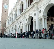  ??  ?? In Anche visitatori fila ieri in coda in attesa di entrare a vedere la mostra «Van Gogh: tra il grano e il cielo» di Marco Goldin (Op Brand)