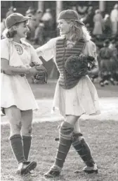  ?? SUN-TIMES LIBRARY ?? Lori Petty (left) and Geena Davis in the 1992 movie “A League of their Own.”