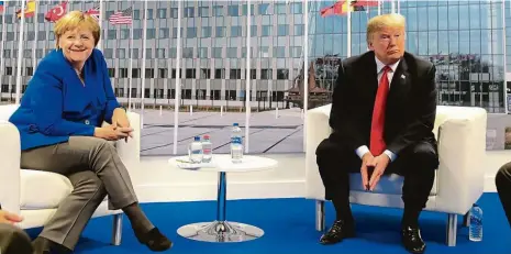  ?? Foto: ČTK ?? Německá kancléřka a americký prezident pózují fotografům krátce před začátkem summitu NATO.
