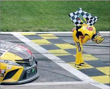  ?? James Gilbert Getty Images ?? KYLE BUSCH takes a bow after he prevailed in Sunday’s NASCAR Cup Series race at Kansas Speedway on his 36th birthday. He became the 10th different winner through the first 11 races of a topsy-turvy season.