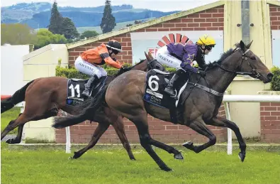  ?? PHOTO: JONNY TURNER ?? Winning in style . . . Havana Heights and rider Courtney Barnes beat Fire Katyusha and Samantha Wynne, in one of three wins for Wingatui trainer Terry Kennedy on his hone track yesterday.
