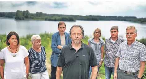  ?? FOTO: STEPHAN KÖHLEN ?? Elbsee-Anwohner Manfred Böhm (Mitte) und seine Mitstreite­r kämpfen für mehr Kontrollen in ihrem Wohngebiet.