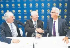  ?? Picture: DYLAN ROBINSON ?? WELCOME BACK: Graham Arnold with FFA chairman Steven Lowy and CEO David Gallop.
