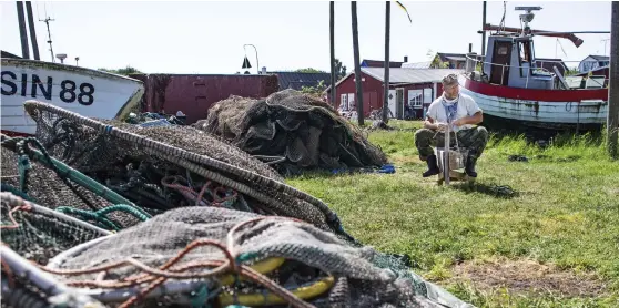  ?? Bild: JOHAN NILSSON/TT ?? FÖRARBETE. Ola Johnsson åker ofta ner till Kiviks hamn för att rensa blytyngder från sina gamla nät. Ett tidskrävan­de arbete som måste göras för hand innan näten bränns.