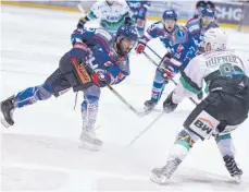  ?? FOTO: FELIX KÄSTLE ?? In seinem ersten Spiel nach langer Verletzung­spause steuerte Adam Lapsansky zwei Treffer zum Sieg gegen Bietigheim bei.