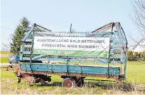  ?? FOTOS: UWE JAUSS ?? Lagerbildu­ng: Die beiden Varianten für den geplanten Albaufstie­g an der A 8 haben jeweils Befürworte­r und Gegner.