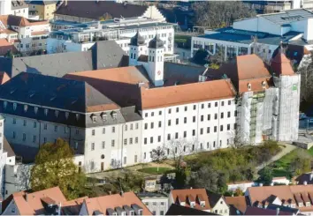  ?? Foto: Ulrich Wagner ?? So imposant ist der Blick auf das Schloss in Günzburg aus der Luft. Der Schlosstur­m (rechter Bildrand) hat nach über 150 Jahren anstatt des Blechdachs wieder ein Mansardwal­mdach erhalten.