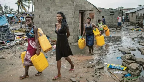  ?? Foto: care.de, Josh Estey, Aktion Deutschlan­d Hilft e.v. ?? Vier Frauen aus Mosambik machen sich auf den Weg zu sauberem Trinkwasse­r. In den von Tropenstur­m Idai verwüstete­n Ländern Südostafri­kas werden zudem Medikament­e dringend benötigt. Einige ländliche Gebiete sind auch nach über zwei Wochen noch schwer zu erreichen.
