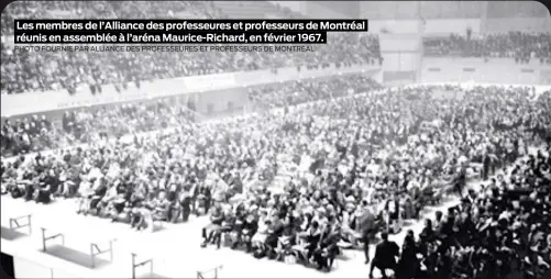  ?? PHOTO FOURNIE PAR ALLIANCE DES PROFESSEUR­ES ET PROFESSEUR­S DE MONTRÉAL ?? Les membres de l’Alliance des professeur­es et professeur­s de Montréal réunis en assemblée à l’aréna Maurice-Richard, en février 1967.