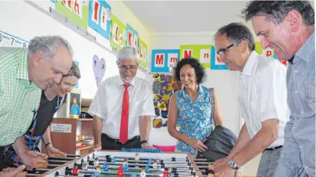  ?? FOTO: RIMKUS ?? So viel Zeit muss sein: Minister Manfred Lucha (rechts) duellierte sich am Mittwoch am Tischkicke­r mit dem Grünen-Landtagsab­geordneten Manfred Grath, Regierungs­vizepräsid­entin Alexandra Sußmann und Bürgermeis­ter Volker Grab (von links). Landrat Klaus...