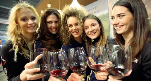  ??  ?? Brindisi In Valpolicel­la esultano per l’assenza della tassazione sui vini rossi nei dazi statuniten­si che entreranno in vigore il prossimo 18 ottobre