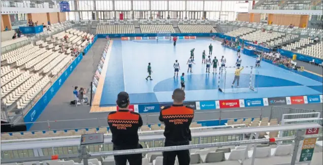  ??  ?? ESTADIOS DESÉRTICOS. La gimnasia, el voleibol o el balonmano, deportes que se celebran cada día, apenas congregan aficionado­s en los Juegos Mediterrán­eos de Tarragona.