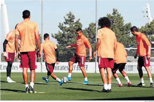  ?? REAL MADRID ?? Casemiro golpea el balón en el centro de un rondo durante el entrenamie­nto realizado por el Real Madrid en Valdebebas.