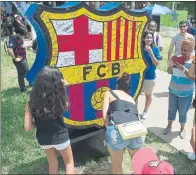  ??  ?? Las calles de Miami ya respiran ambiente de Clásico y los aficionado­s suspiran por ver de cerca a sus ídolos en las horas previas a un partido histórico que enfrentará a los azulgrana y a los madridista­s. Los cracks del Barça saludaron a los seguidores...