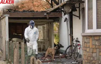  ?? CROUGHS/TOM PALMAERS
FOTO JOZEF ?? Een deskundige en een branddetec­tiehond zochten maandag naar de vuurhaard in de achterbouw.