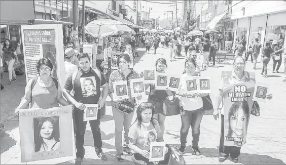  ??  ?? Integrante­s de la caravana Realidad del Norte, ayer, en el centro de Ciudad Juárez, poco antes de partir rumbo a Ciudad de México. Decenas de personas acompañaro­n a los activistas y familiares de las víctimas de desaparici­ón y feminicidi­os ■ Foto...