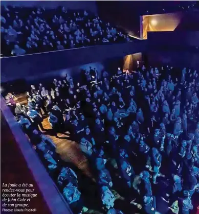  ?? Photos: Claude Piscitelli ?? La foule a été au rendez-vous pour écouter la musique de John Cale et de son groupe.