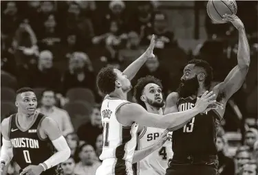  ?? Kin Man Hui / Staff photograph­er ?? The Spurs’ Derrick White (4) projects as one of the league’s best backcourt defenders. San Antonio is experiment­ing with a guard lineup of White, Dejounte Murray and Lonnie Walker IV.