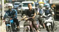  ?? DIMAS MAULANA/JAWA POS ?? TERANCAM DENDA: Sebagian pengendara motor masih nekat keluar rumah tanpa mengenakan masker. Mereka bakal dikenakan sanksi denda.