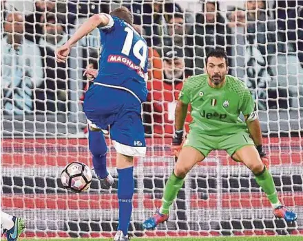  ??  ?? Pemain Udinese, Jakub Jankto menewaskan Buffon dalam saingan Serie A, kelmarin.