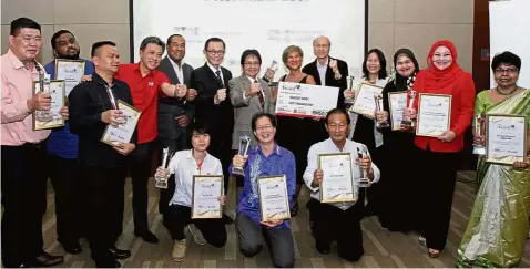 ??  ?? Sharing in the joy: Wong (at the back, fourth from left), Ubull Din, Fu, Kurup and Eco World Foundation chairman Tan Sri Lee Lam Thye (fifth from right) at the awards presentati­on in Menara Star.