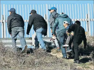  ?? MOISES CASTILLO / AP ?? Inmigrante­s hondureños en la frontera