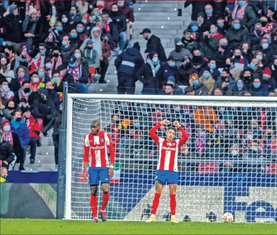  ?? ?? Giménez alza los brazos. Kondogbia no se lo cree. Carrasco mira a Oblak como si fuera el infinito. Un Oblak vencido. Acaba de marcar el Milan. 0-1.