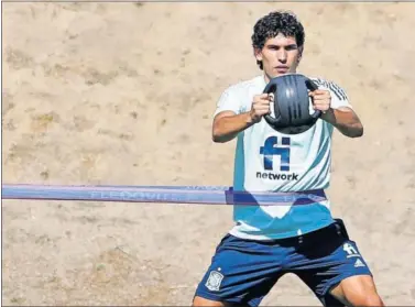  ??  ?? Jesús Vallejo entrenándo­se con la Selección española para preparar los Juegos Olímpicos de Tokio.